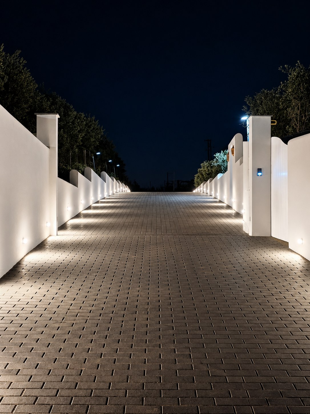 Ingresso illuminato di Villa Lo Biundo di notte